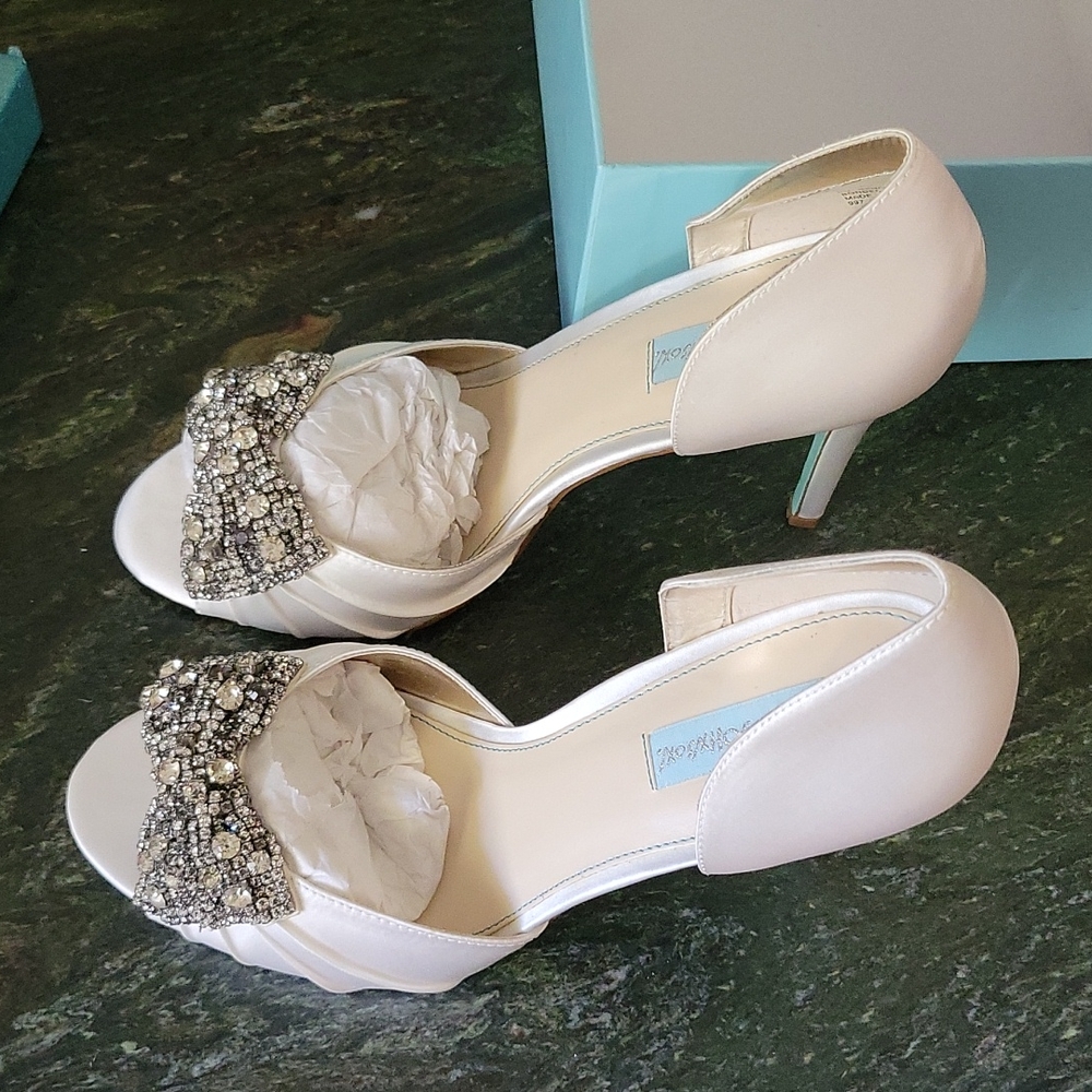 Blue by Betsey Johnson Heels. New. It's never used, perfect condition. - Picture 8 of 8